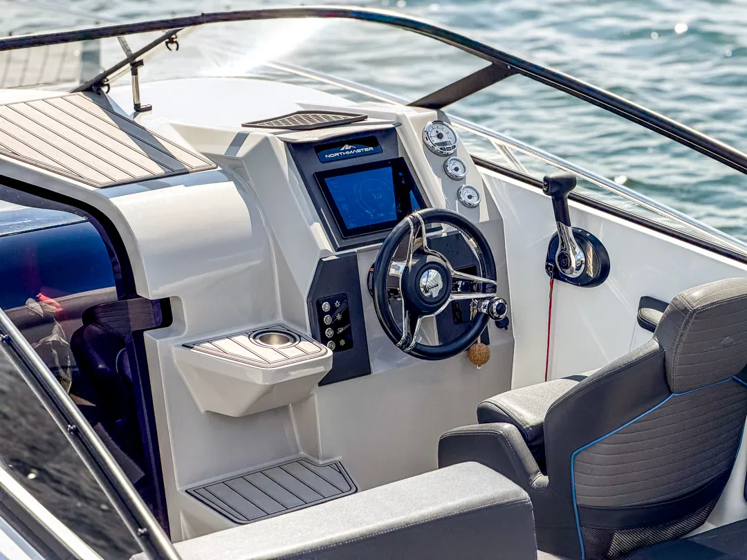 yachting-4-motorowki-na-wynajem-Northmaster 685-Mercury-150-ProXs-Lucky-2