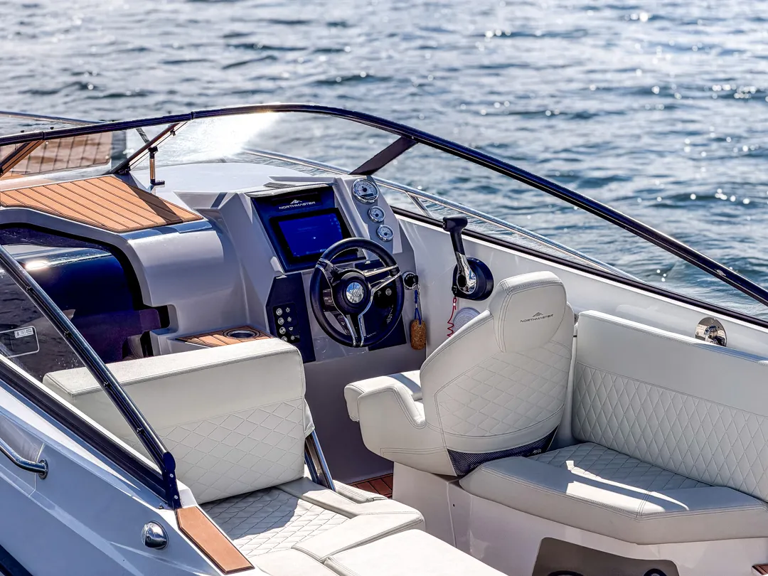 yachting-4-motorowki-na-wynajem-northmaster-685-santorini-11