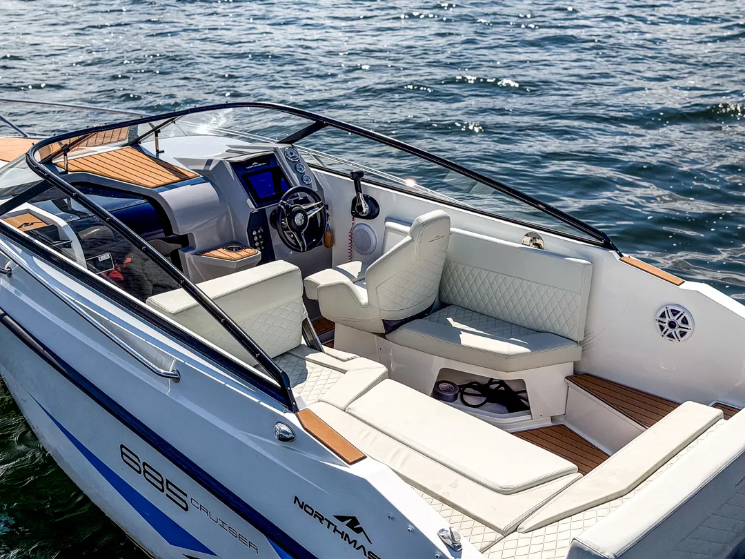 yachting-4-motorowki-na-wynajem-northmaster-685-santorini-12