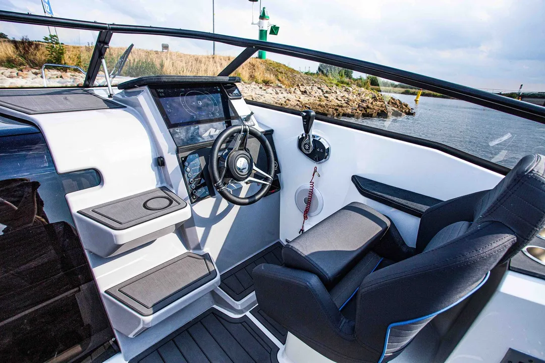 yachting4-lodzie-motorowe-wegorzewo-najem-czarter-northmaster-open760-6