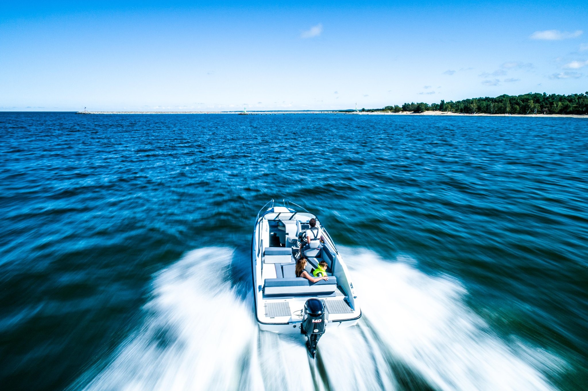 łódź northmaster boat płynąca z dużą prędkością